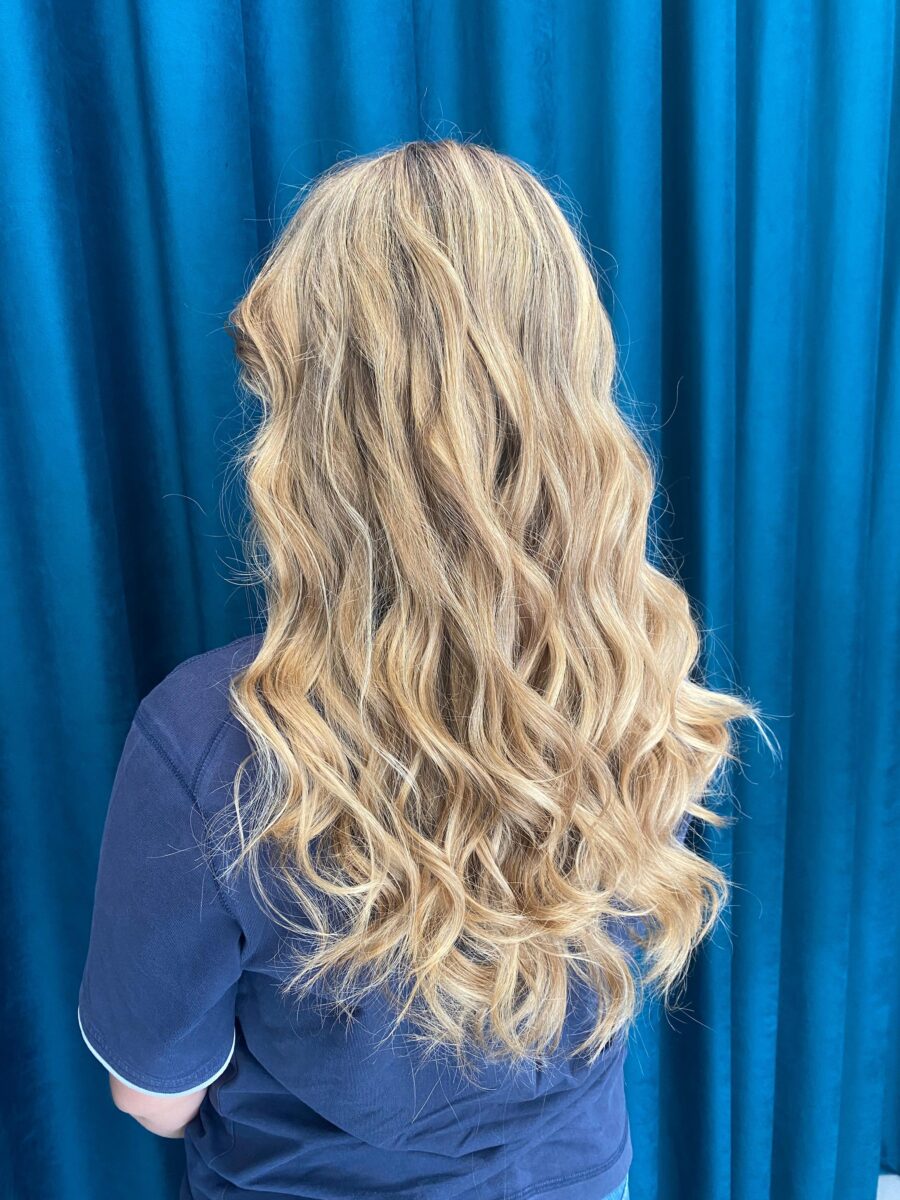 Come preparare i capelli all’estate o all’inverno: consigli pratici per proteggerli da sole, freddo e stress stagionale.